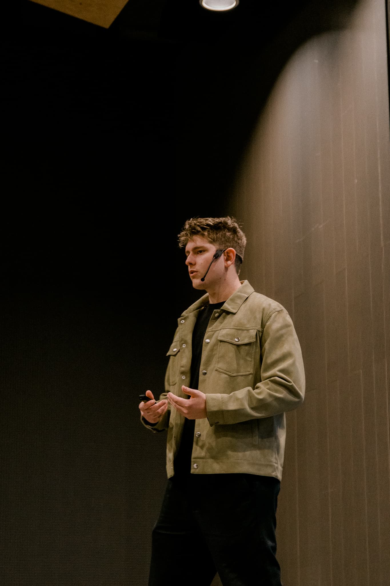 Matheus Dickel palestrando num evento da Winners