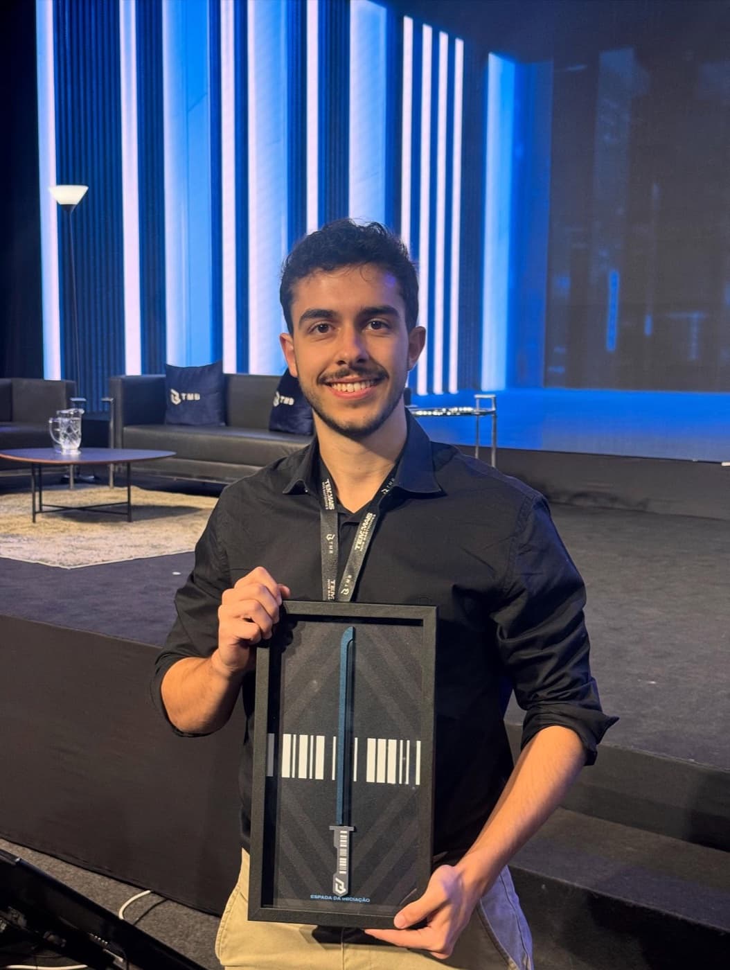 Aluno da Winners com o troféu recebido num evento presencial