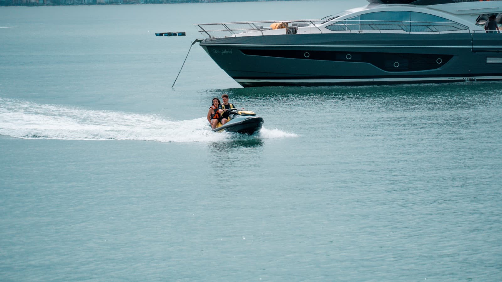 Alunos da Winners passeando de jet ski ao lado de uma lancha
